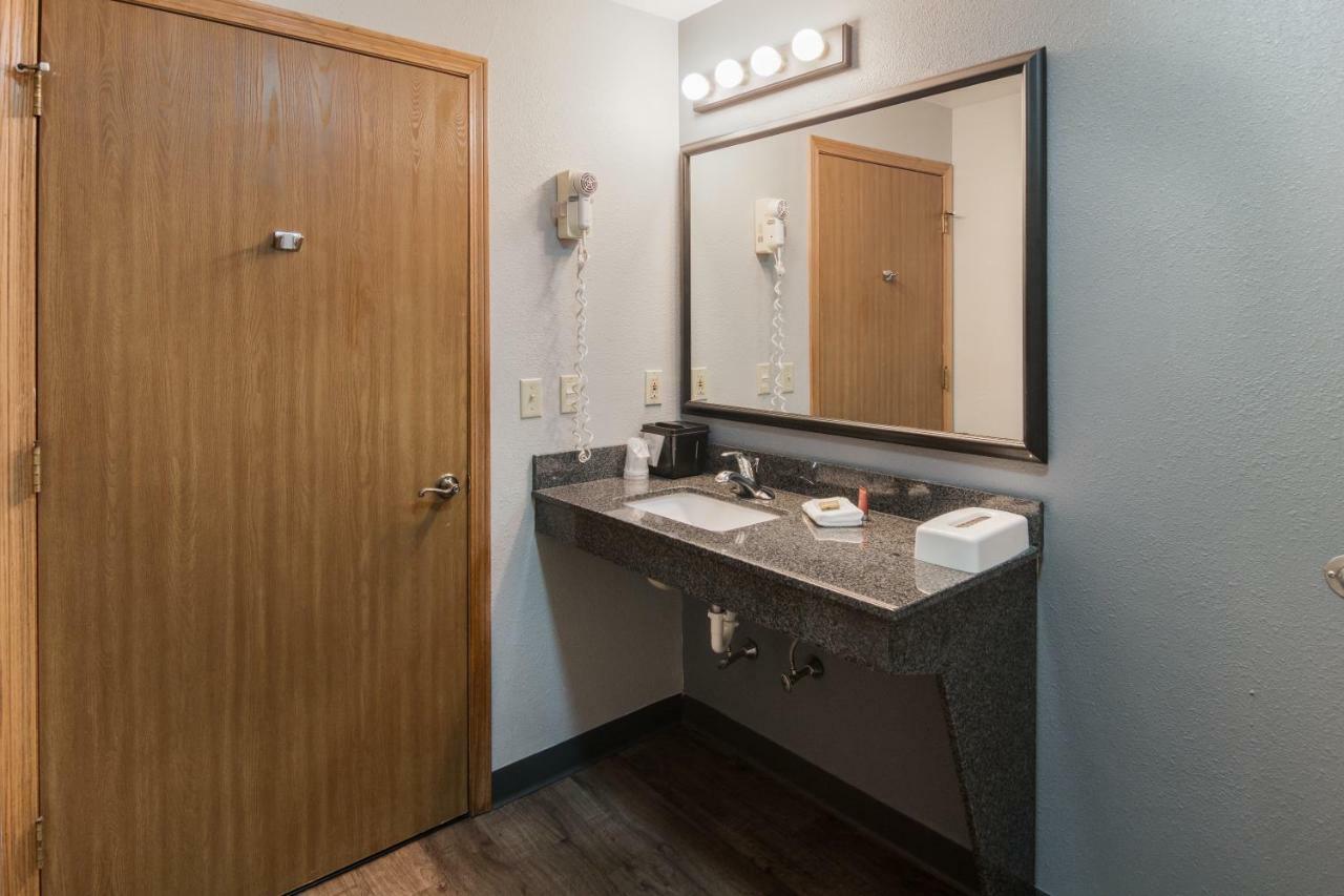 Boarders Inn & Suites By Cobblestone Hotels Superior Luaran gambar