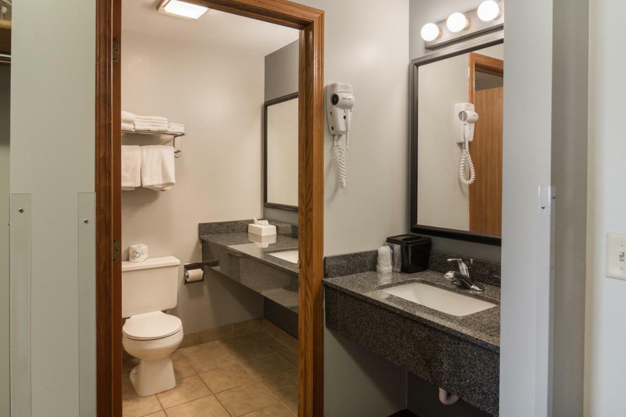 Boarders Inn & Suites By Cobblestone Hotels Superior Luaran gambar
